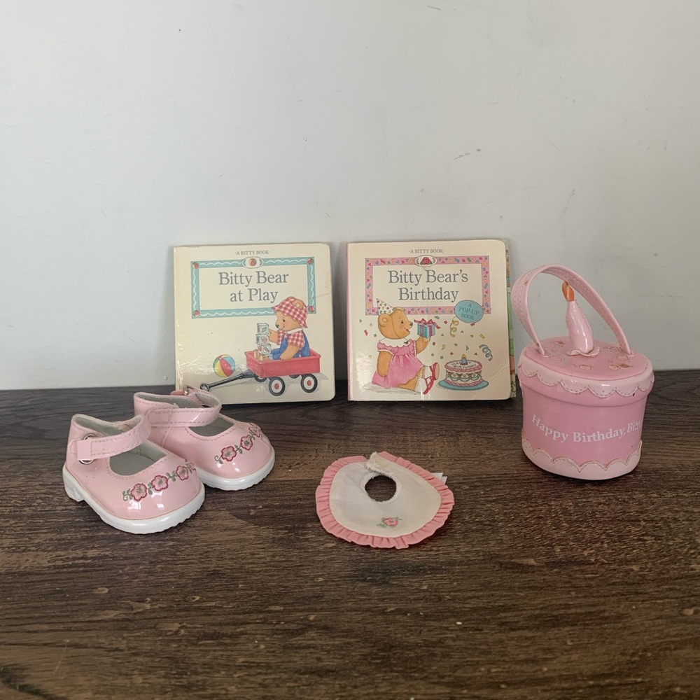VTG Pleasant Company Birthday Cake Purse Shoes Bib w/2 Books